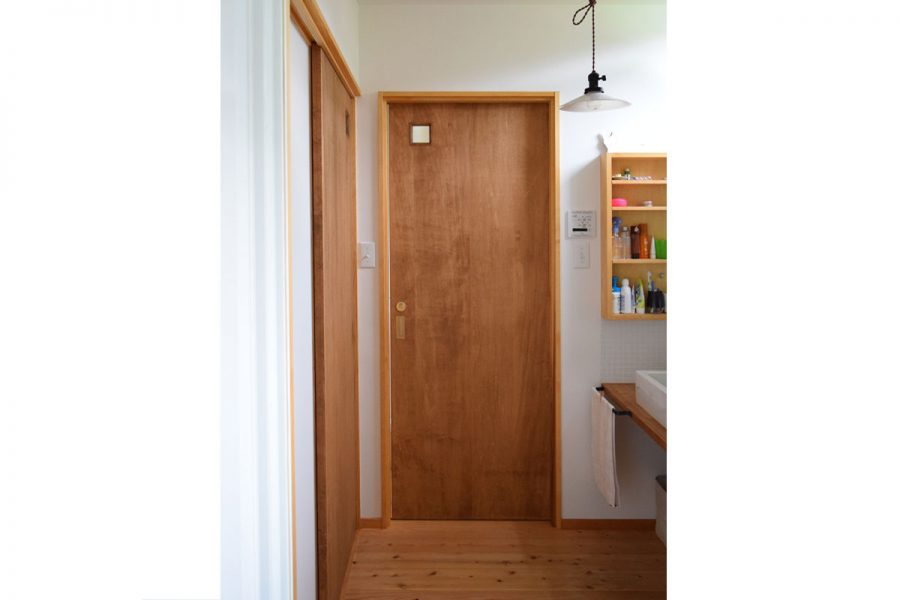 広島工務店の新築　トイレの扉はオーダーメイドの木の扉です