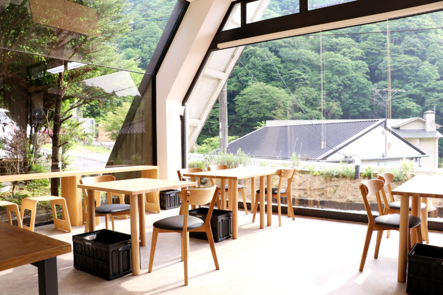開放感のある窓　トマルカフェSANKAKU　広島工務店