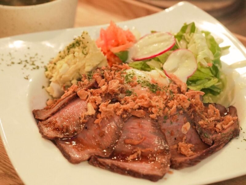 トマルカフェSANKAKU　ローストビーフ丼　広島工務店