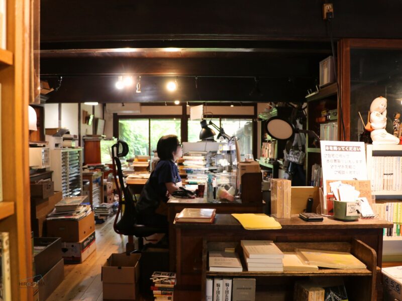 古書からすうり　作業風景　古本屋　広島工務店