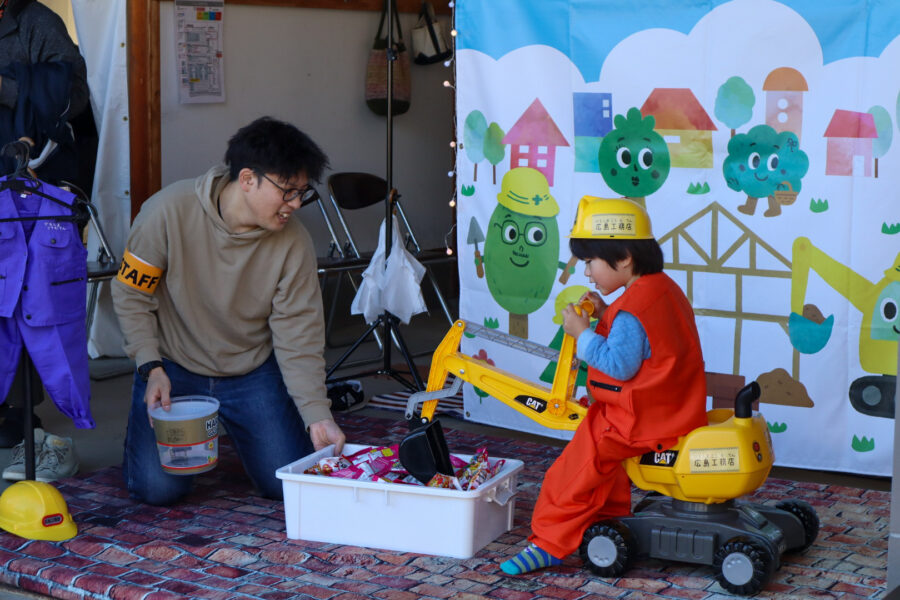 ショベルカーでお菓子すくい　広島工務店　ガラクタ市　キッズコーナー